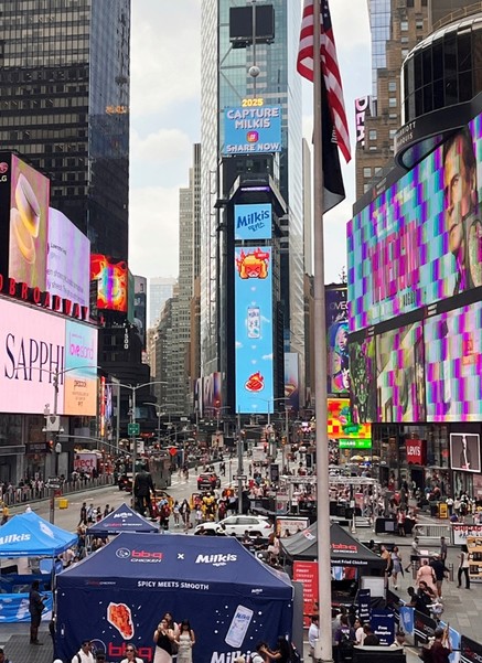 뉴욕 타임스퀘어에서 ‘매운 음식을 먹을땐 밀키스’ 메시지를 담은 옥외광고가 송출되고 있다. 사진=롯데칠성음료