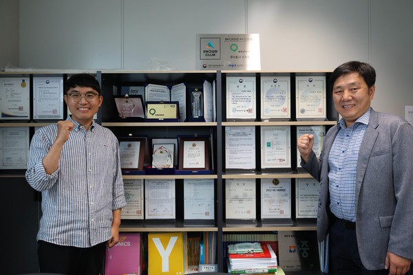 중소기업기술정보진흥원 김영신 원장(오른쪽)과 에듀템 신정훈 대표가 간담회 개최후 기념촬영을 하고 있다. 출처=기정원