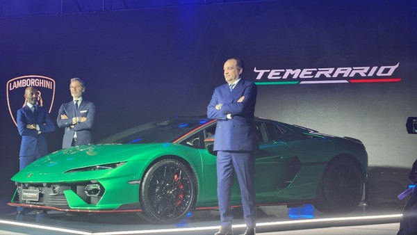 테메라리오와 함께 사진 촬영 중인 스테판 윙켈만 람보르기니 회장(가운데). 사진=박상준 이코노믹리뷰 기자