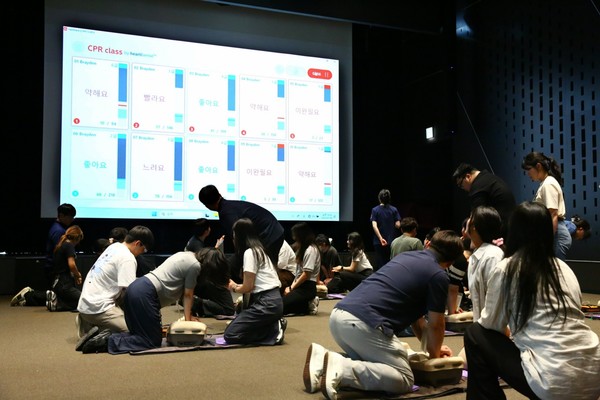 한화 건설부문 안전보건관리자들이 15일 심폐소생술 체험을 하고 있다. 사진=한화 건설부문