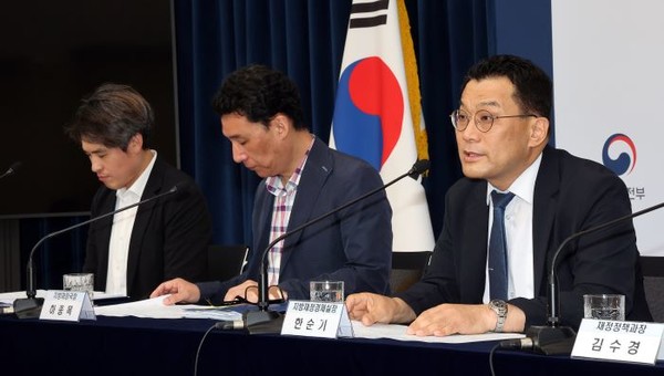 행정안전부 한순기 지방재정경제실장(오른쪽 첫 번째)이 지난 15일 정부세종청사 민원동 공용브리핑실에서 민생회복 소비쿠폰 10문 10답에 대해 설명하고 있다. 왼쪽부터 조석훈 재정정책과 서기관, 하종목 지방재정국장, 한 실장. 사진=연합뉴스
