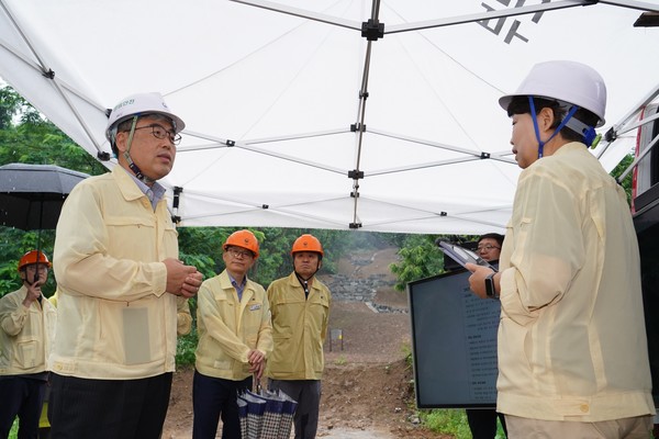 임상섭 산림청장이 16일 경기도 파주시의 산사태 피해 복구지를 찾아 산사태 복구상황 등 시설물 관리현황을 점검하고 있다. 출처=산림청