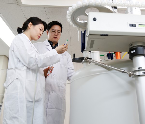 금호석유화학 중앙연구소 연구원. 사진=금호석유화학