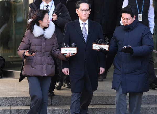 이재용 삼성전자 회장이 2심 판결 후 법원을 나서고 있다. 사진=연합뉴스