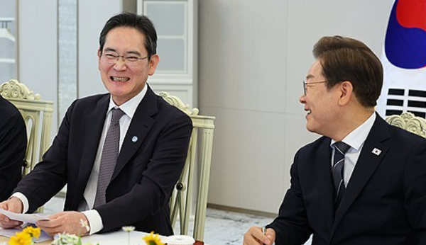 이재명 대통령과 대화하는 이재용 회장. 사진=연합뉴스