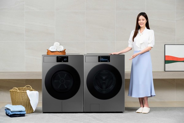 삼성전자 모델이 7형 'AI홈' 터치스크린을 탑재하고 한층 강화된 AI 기능도 제공하는 2025년형 '비스포크 AI 세탁기'와 '비스포크 AI 건조기' 신제품을 소개하고 있다. 사진=삼성전자