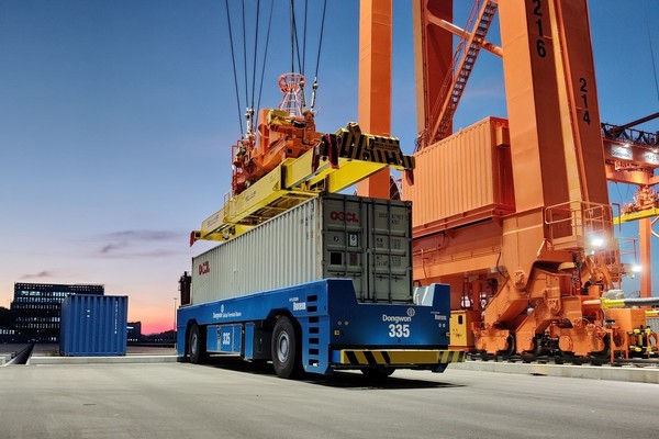 현대로템이 부산 신항 7부두에 공급한 항만 AGV. 사진=현대로템