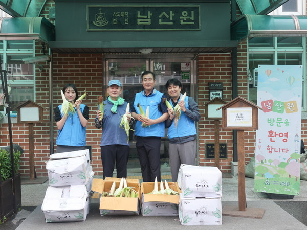 쌍용C&E 본사 직원들이 본사 인근 남산원에 옥수수 전달하는 모습.
