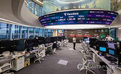 서울 중구 하나은행 딜링룸에서 직원들이 업무를 보고 있다. 사진=연삽뉴스.