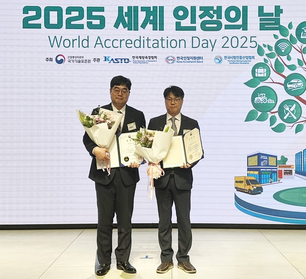 '2025 세계 인정의 날' 기념식에서 국가기술표준원장 표창을 수상한 현대제철 조영준 시험검정팀장이 기념촬영하고 있다. (왼쪽부터 현대제철 조영준 시험검정팀장, 박봉구 선강후판품질실장). 사진=현대제철