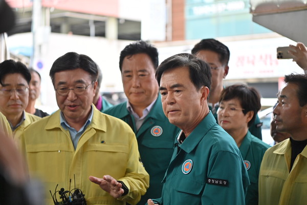 김태흠 충남지사는 20일 윤호중 행정안전부 장관과 폭우 피해가 속출한 당진시 어시장을 방문해 현장점검에 나섰다. 출처=충남도