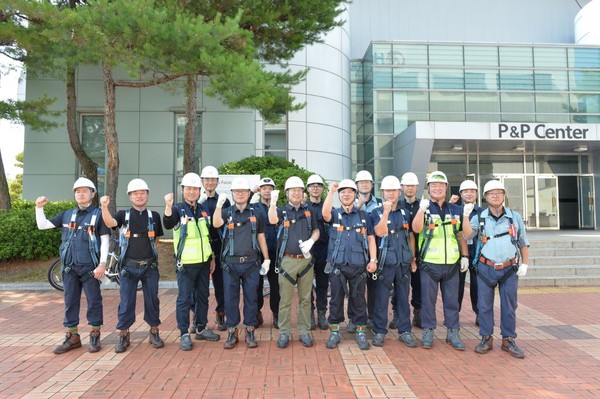 선박엔진 조립공장을 찾은 한화엔진 경영진들. 사진=한화엔진