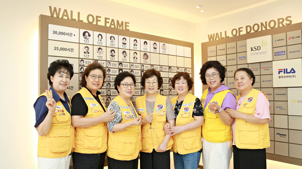1만 시간 이상 봉사한 봉사원들이 대한적십자사 서울지사에서 기념 촬영을 하고 있다. 서울지사는 이들의 헌신을 기리기 위해 ‘명예의 전당’을 설치했으며, 지금도 새로운 이름들이 이 벽을 향해 다가오고 있다. (사진 = 대한적십자사 서울지사)