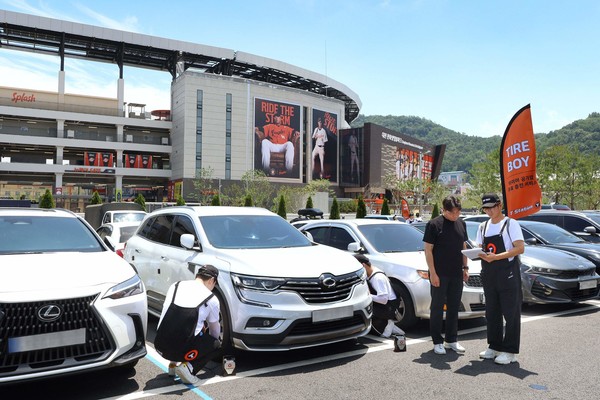 한국타이어는 여름 휴가철을 맞아 오는 28일부터 30일까지 전국 4개 주요 고속도로 휴게소에서 3일간 ‘하계 고속도로 안전점검 캠페인’을 진행한다. 사진=한국타이어