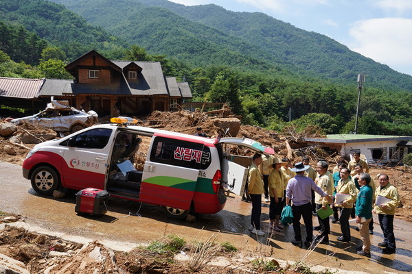 임상섭 산림청장이 24일 경남 산청군 산불 및 산사태 피해지에서 국회 산불피해지원대책 특별위원회 위원과 함께 피해현황과 복구상황을 점검하고 있다. 출처=산림청