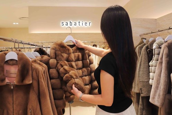 신세계 에스테이트(본점 신관) 3층 사바티에 모피 매장에서 모피를 쇼핑하고 있는 고객 모습. 사진=신세계백화점