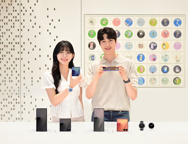 삼성스토어 홍대 '갤럭시 스튜디오'에서 25일 국내 출시한 '갤럭시 Z 폴드7·Z 플립7'과 ‘갤럭시 워치8 시리즈'를 소개하는 모습. 사진=삼성전자