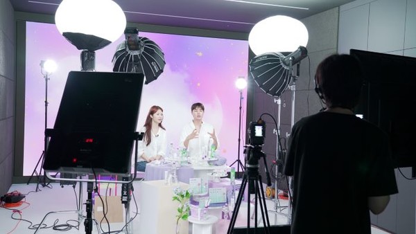 올리브영의 모바일 라이브 커머스 ‘올영라이브’를 진행하는 모습. 사진=CJ올리브영