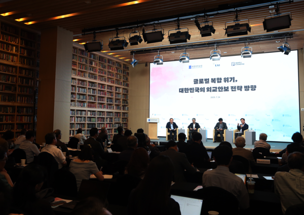 24일 한국고등교육재단 빌딩에서 열린 포럼 현장. 최종현학술원, 동아시아연구원, 서울대 국가미래전략원이 공동 주최한 이번 포럼은 '글로벌 복합 위기, 대한민국의 외교안보 전략 방향'을 주제로 진행됐다. 사진=최종현학술원