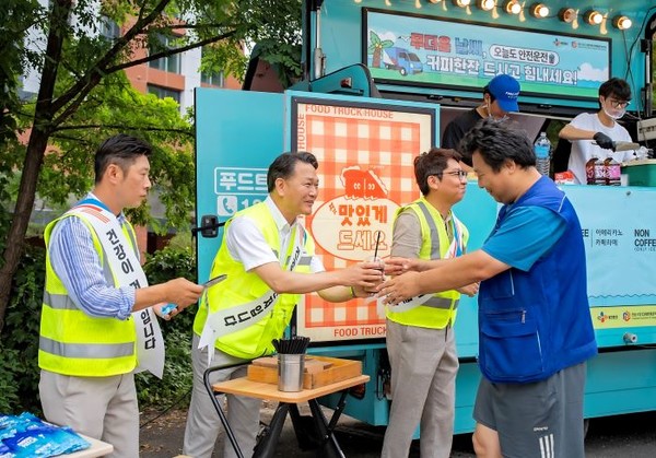 지난 24일 경기도 수원시 소재 CJ대한통운 서브터미널에서 윤재승 CJ대한통운 O-NE 본부장(왼쪽에서 두 번째)이 택배기사에게 커피와 쿨링패치 등 여름나기 용품을 전달하고 있다. 사진=CJ대한통운