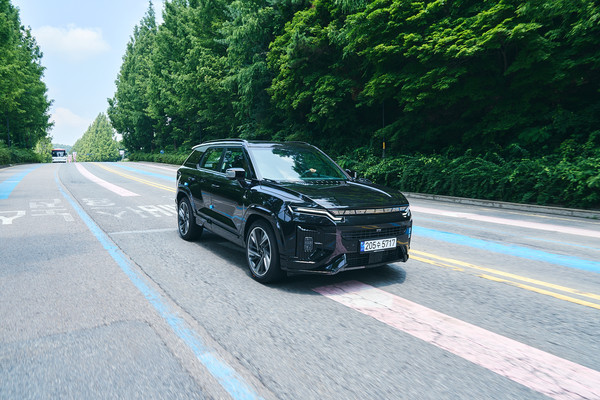 액티언 하이브리드 주행 장면. 사진=KGM