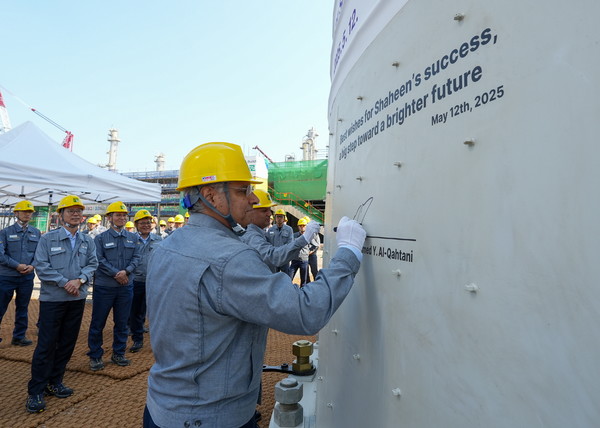 아람코 모하메드 알 카타니 다운스트림 사장이 12일 S-OIL 샤힌 프로젝트현장을 방문해 안전 시공과 성공을 기원하며 설비에 서명을 남기고 있다. 사진=에쓰오일