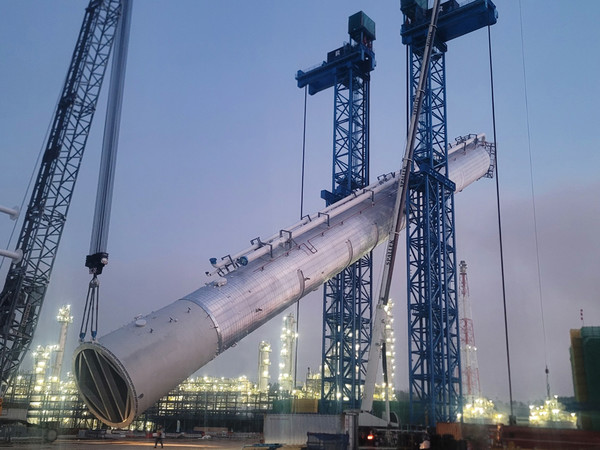 TLS(Tower Lifting System)을 활용해 프로필렌 분리 타워를 수직으로 세우고 있는 모습. 사진=에쓰오일