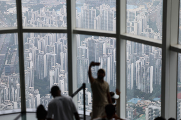 서울 송파구 롯데월드타워 전망대 서울스카이에서 바라본 서울 시내 아파트 단지 모습. 사진=연합뉴스