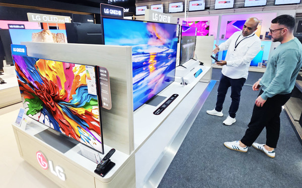 LG전자가 2025년형 LG QNED(Qualified Nano Enhanced Display) TV를 본격 출시하며 프리미엄 TV 시장에서 리더십을 확대한다. 독일 프랑크푸르트 지역에 위치한 가전 매장인 미디어 마크트(Media Markt) 직원이 고객에게 LG QNED TV의 AI 기능에 대해 설명하고 있다. 사진=LG전자