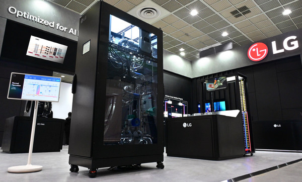 LG전자가 AI시대를 맞아 급성장하는 데이터센터에 차별화된 고효율 HVAC 솔루션 공급을 더욱 확대한다. 사진은 데이터센터 내 CPU·GPU 칩의 열을 직접 냉각시키는 액체냉각 솔루션인 LG전자 CDU(Coolant Distribution Unit, 냉각수 분배 장치). 사진=LG전자