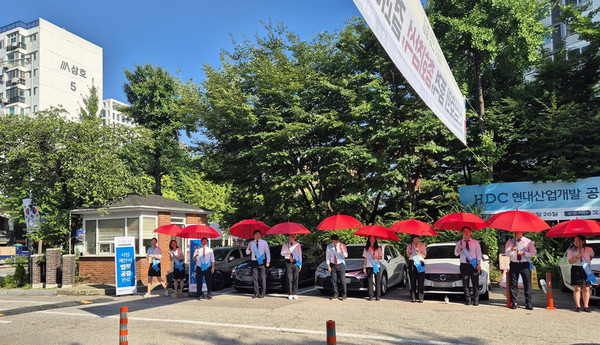 HDC현대산업개발은 방배신삼호 재건축 조합원 대상 도열 인사를 진행했다고 25일 밝혔다. 사진=HDC현대산업개발