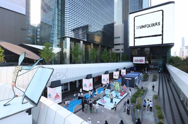 서울 코엑스에 오픈한 '갤럭시 Z 폴드7∙Z 플립7'과 아티스트 '장 줄리앙(Jean Jullien)'의 협업 체험존 'The Galaxy UNFOLDERS' 전경. 사진=삼성전자