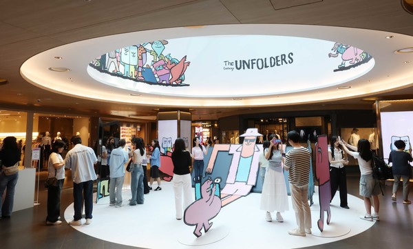서울 코엑스 'The Galaxy UNFOLDERS' 체험존 방문객들이 ‘갤럭시 Z 폴드7∙Z 플립7'으로 아티스트 '장 줄리앙(Jean Jullien)'의 캐릭터와 함께 인증샷을 촬영하는 모습. 사진=삼성전자