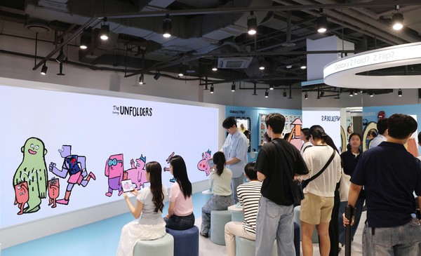 서울 코엑스 'The Galaxy UNFOLDERS' 체험존 방문객들이 ‘갤럭시 Z 폴드7’의 '생성형 편집' 기능으로 완성한 캐릭터를 미디어 월에 띄우는 모습. 사진=삼성전자