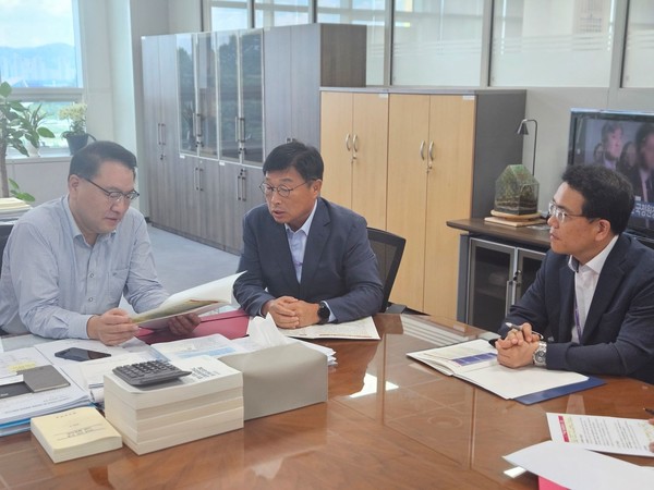이승원 세종시 경제부시장(가운데)은 28일 정부세종청사에서 기획재정부 유병서 예산실장(왼쪽)과 면담을 갖고 국립 한글문화단지 조성 등 주요 핵심사업에 대한 국비 반영을 요청했다. 출처=세종시