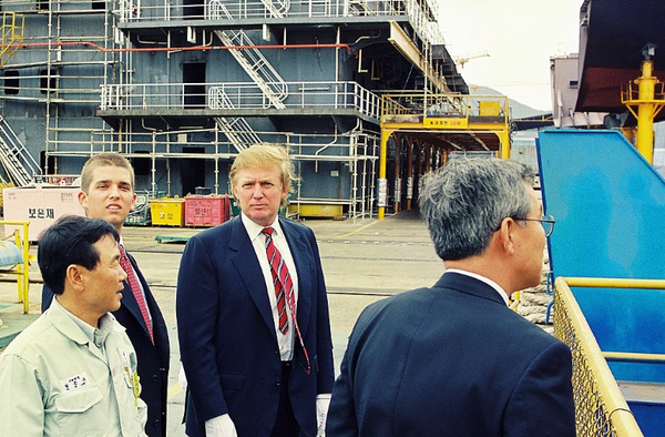 트럼프 대통령이 1998년 한국의 대우조선해양을 방문하고 있다. 사진=연합뉴스