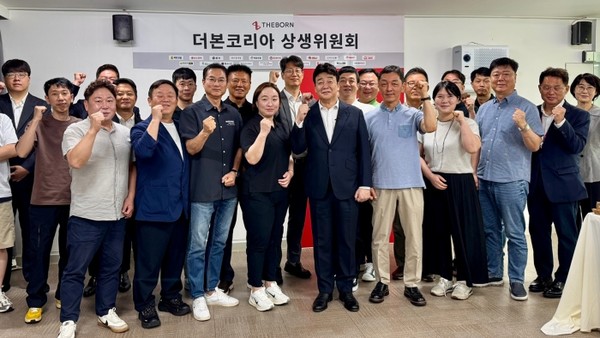 더본코리아 상생위원회 정례회의 진행 후 기념 촬영을 하는 모습. 사진=더본코리아