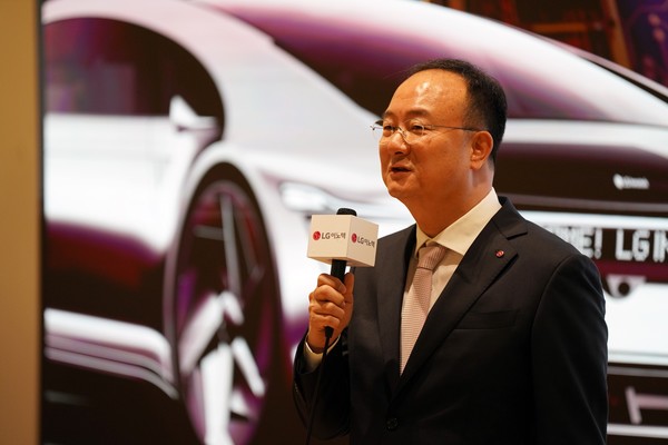 문혁수 대표가 기자들의 질문에 답변하고 있다. 사진=LG이노텍