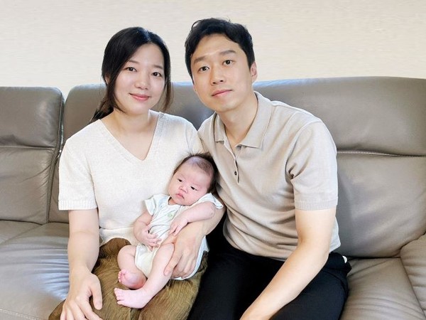 지난달 출산으로 100번째 육아동행지원금을 받은 원소라 아워홈 책임(왼쪽) 가족. 사진=한화갤러리아