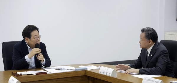 이재명 대통령(왼쪽)이 25일 경기 시흥시 SPC 삼립 시흥 공장에서 열린 산업재해 근절 현장 노사간담회에서 허영인 SPC그룹 회장에게 근로자 노동 환경 등에 대해 질문하고 있다. 사진=연합뉴스