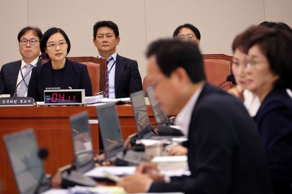 한성숙 중소벤처기업부 장관 후보자가 15일 서울 여의도 국회 산업통상자원중소벤처기업위원회 전체회의에서 열린 인사청문회에서 의원 질의에 답변하고 있다. 사진=연합뉴스