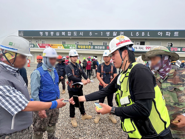 계룡건설 현장에서 온열질환 예방 '체감온도 스티커'를 배포하고 있다. 출처=계룡건설