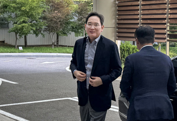 이재용 삼성전자 회장이 29일 서울 강서구 서울김포비즈니스항공센터(SGBAC)를 통해 워싱턴으로 출국하고 있다. 사진=연합뉴스