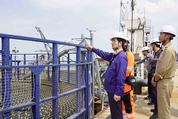 김선규 호반그룹 회장이 대한전선 해저케이블 선적 현장에 방문해 임직원을 격려하고 첫 출하를 축하했다. 사진=대한전선