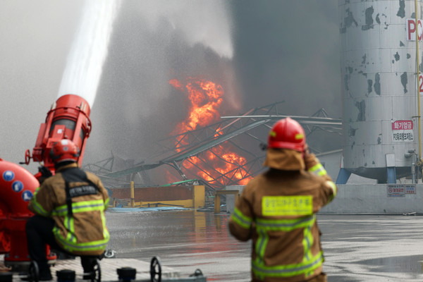 17일 오전 광주 광산구 송정동 금호타이어 광주공장에서 불이 나 검은 연기가 치솟고 있다. 소방 당국은 광주 전체 소방서 인력을 동원하는 대응 2단계를 발령해 진화 중이다. 사진=연합뉴스