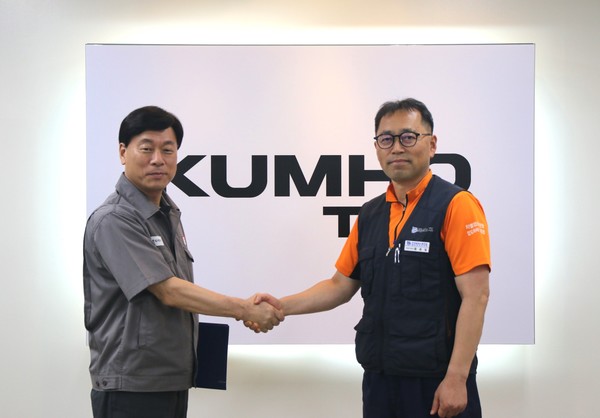 김명선 금호타이어 생산기술총괄 부사장(사진 왼쪽)과 황용필 금호타이어지회 대표 지회장이 노사 특별합의 후 악수를 하고 있다. 사진=금호타이어