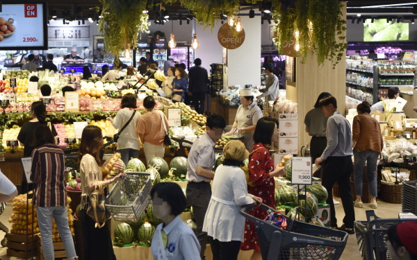슈퍼마켓을 이용하고 있는 소비자. 사진=롯데쇼핑