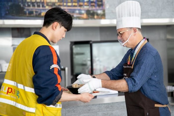 라이언 브라운 CFS 대표이사가 지난 30일 쿠팡 평택1·2센터에서 중복맞이 삼계탕을 배식하고 있다. 사진=쿠팡