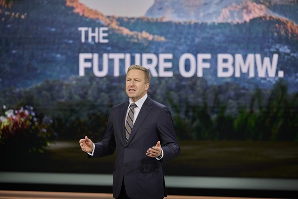 2023년 실적을 발표하는 올리버 집세 BMW그룹 회장. 사진=BMW그룹