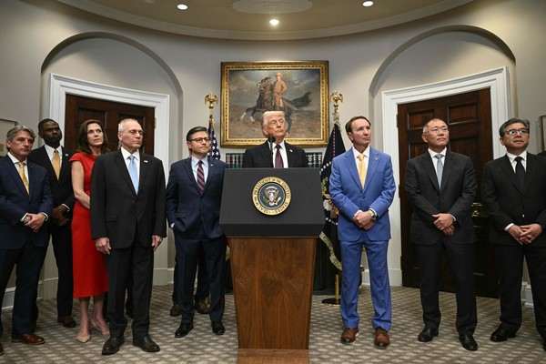 공동성명에 참석한 정의선 현대차그룹 회장과 도널드 트럼프 대통령. 사진=연합뉴스